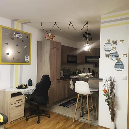 Yellow Corner Lux Apartment, Lukavica, Istocno Sarajevo Near Airport - Free Parking * Donje Mladice
