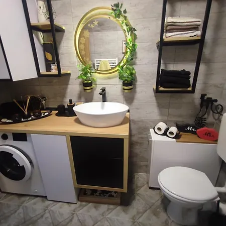Yellow Corner Lux Apartment, Lukavica, Istocno Sarajevo Near Airport - Free Parking アパート