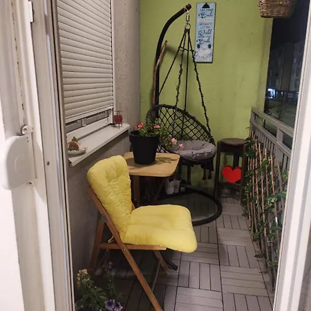 Yellow Corner Lux Apartment, Lukavica, Istocno Sarajevo Near Airport - Free Parking アパート Donje Mladice