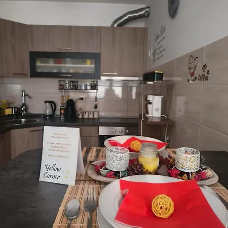 Yellow Corner Lux Apartment, Lukavica, Istocno Sarajevo Near Airport - Free Parking アパート *